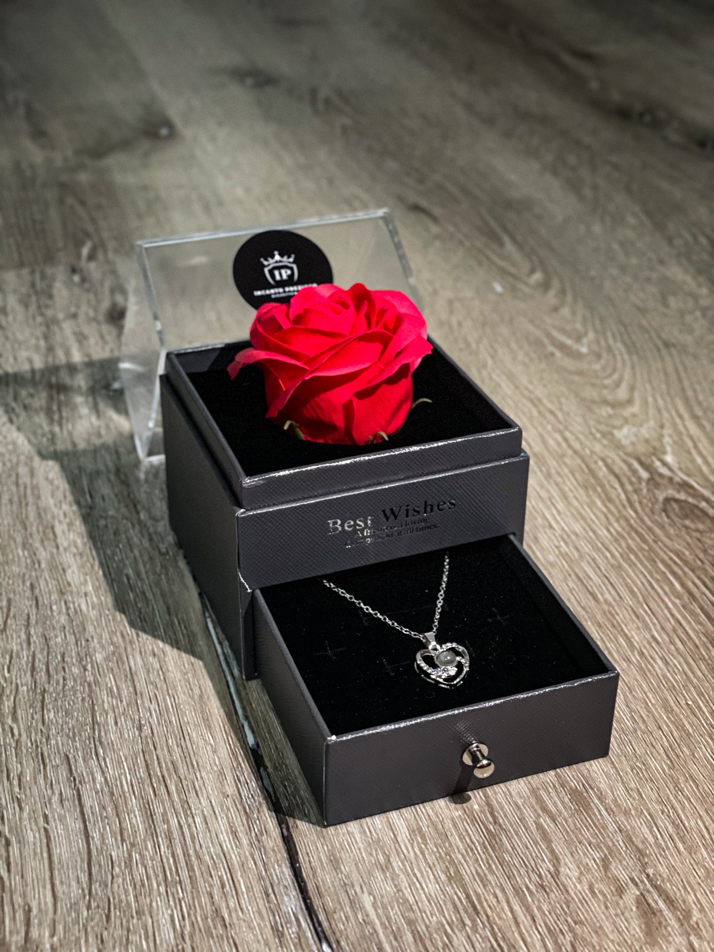 ROSA ETERNA CON COLLANA TI AMO IN 100 LINGUE