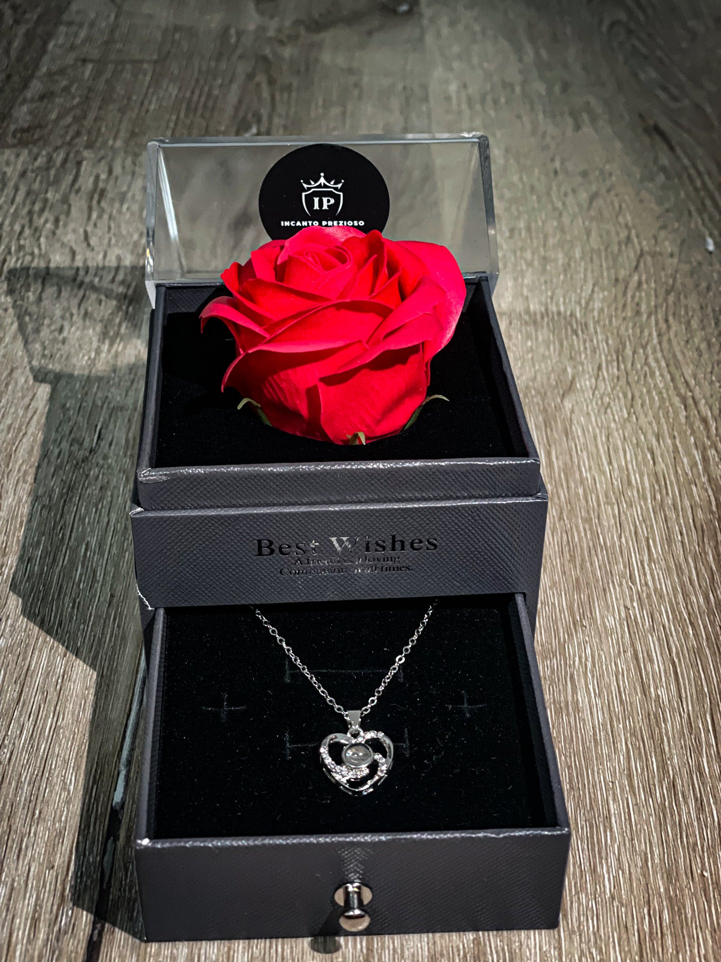 ROSA ETERNA CON COLLANA TI AMO IN 100 LINGUE